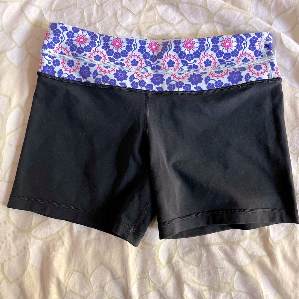 Lululemon Reverse Groove Shorts in Twiggy Print
